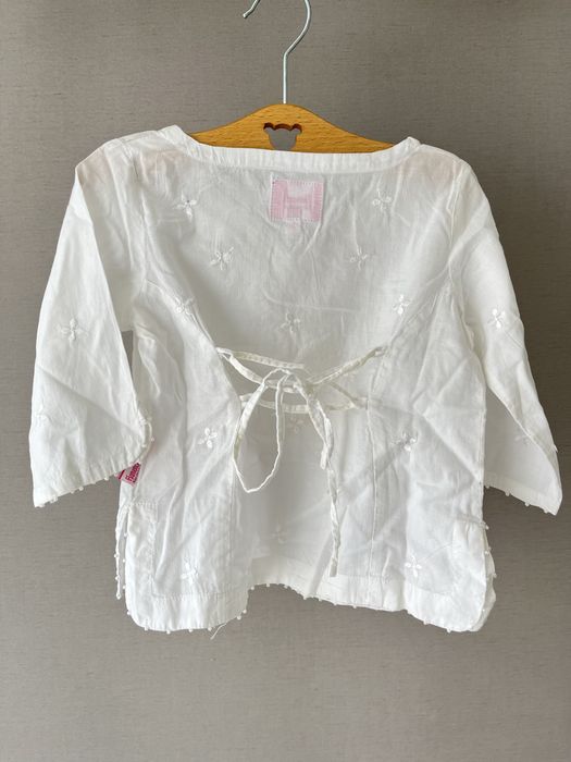 Blusa branca com pormenores de missangas