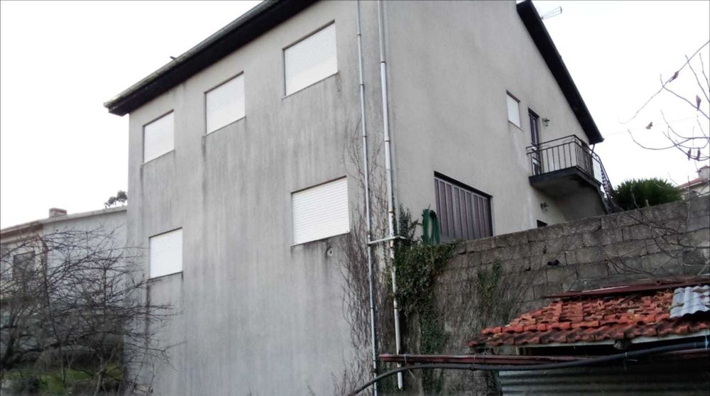 Moradia com terreno urbano, com excelentes acessibilidades