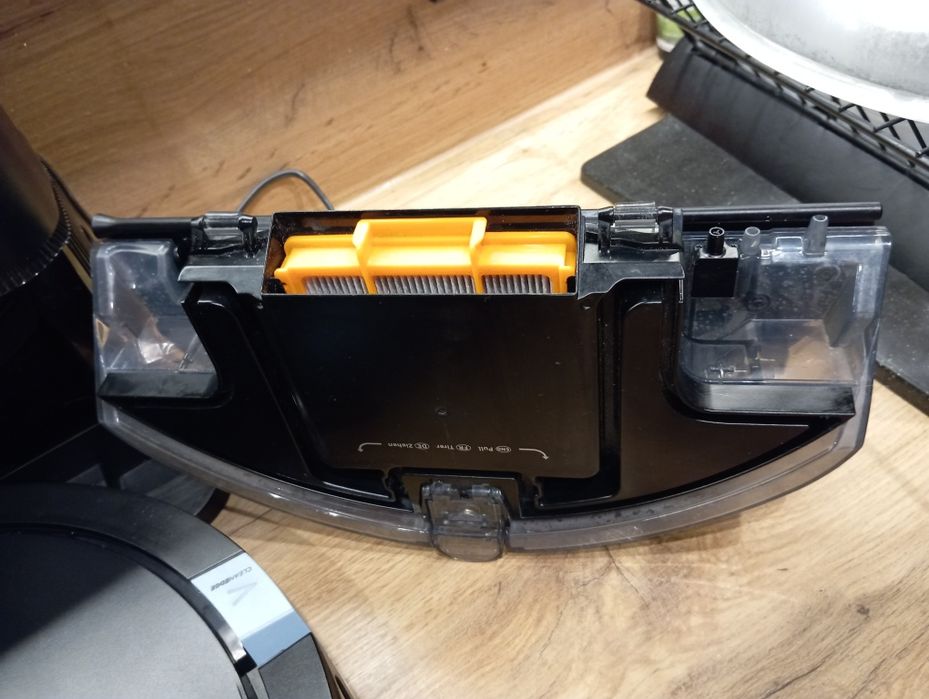 Robot sprzątający Shark AI Ultra z podstawą samoczynnie opróżniającą