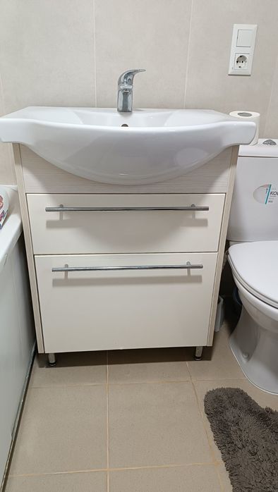 Умивальник з тумбою та змішувачем