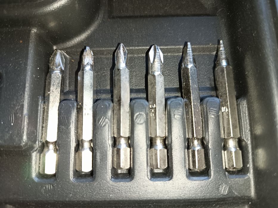 Акумуляторна електровикрутка Intertool 3.6V у кейсі з насадками