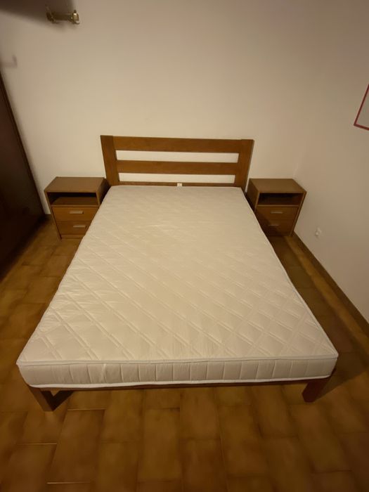 Cama de casal com 2 mesas de cabeceira