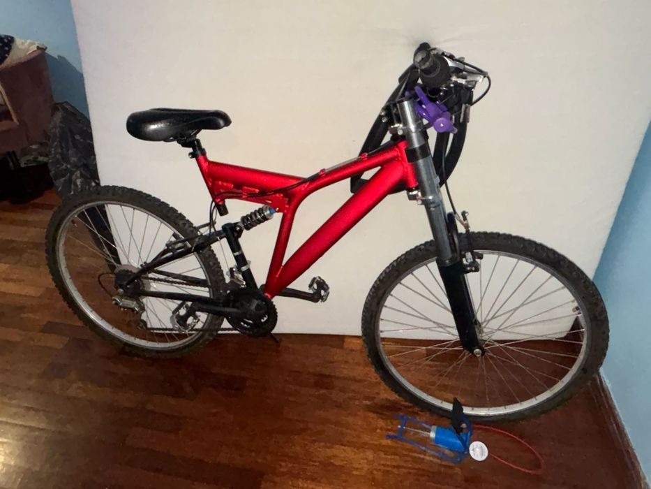 Bicicleta BTT
Com:
Suspensão dianteira
Suspensão trase