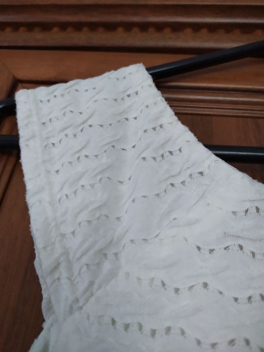 Sukienka ażurowa rozkloszowana kremową rozm M