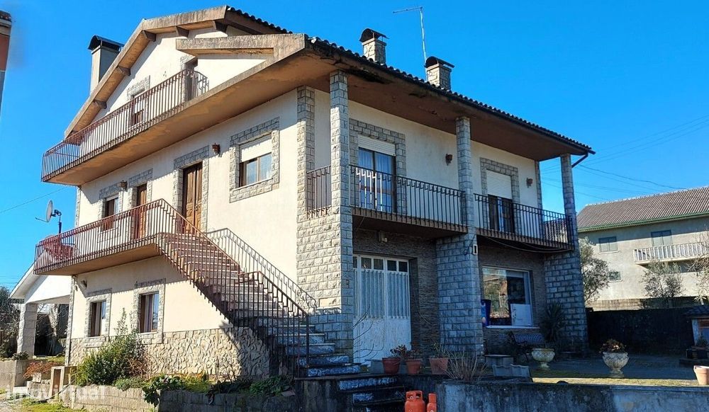 Moradia com logradouro e anexos em Cepões — Barreiros E Cepões, Viseu