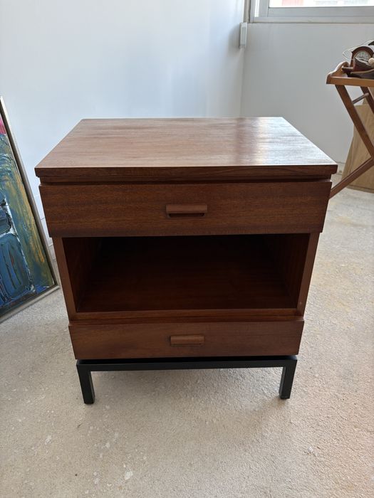 Mesa de cabeceira (Olaio)