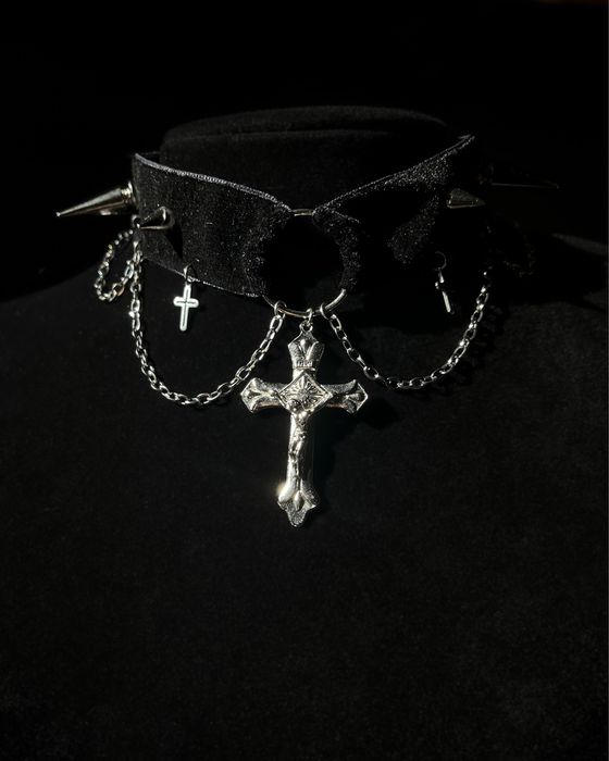 chocker z ćwiekami i krzyżem punk goth