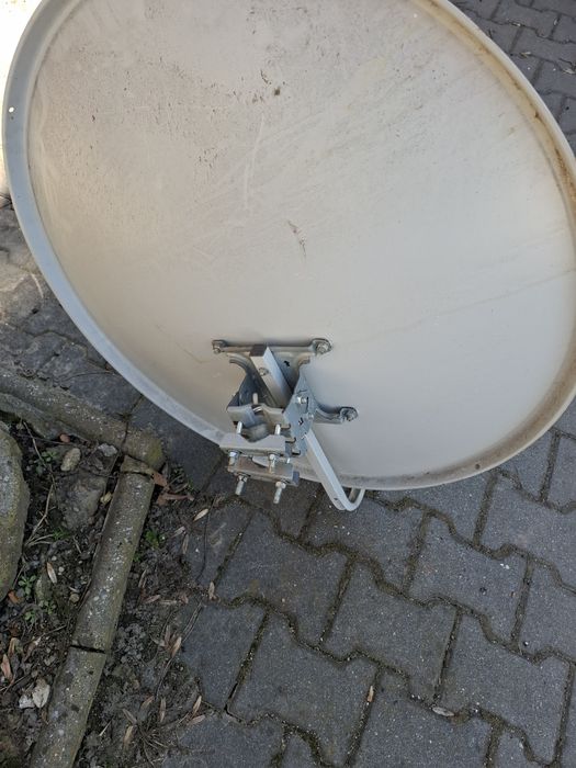 Talerz anteny satelitarnej z konwerterem i uchwytem.