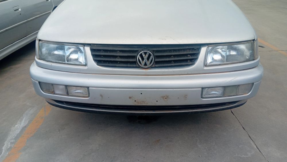 Pára-choques frente VOLKSWAGEN Passat (3A2, 35I)
