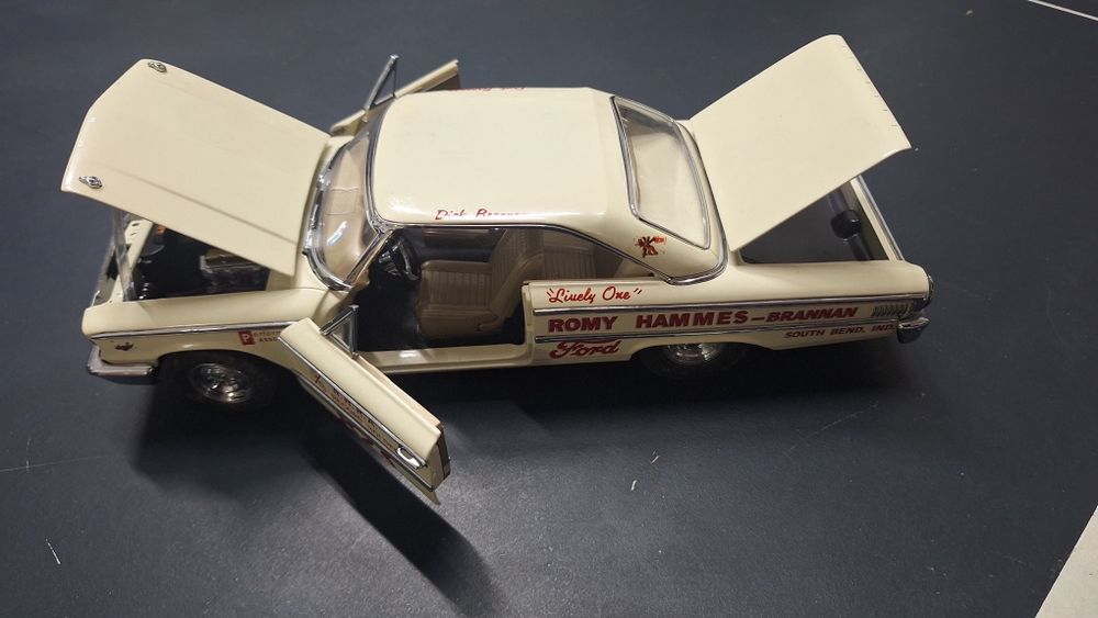 Miniatura Ford Galaxie 500 XL 1963 "Dick Brannan" 1:18 - Sun Star (Rara)