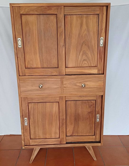 Armário com portas de correr.