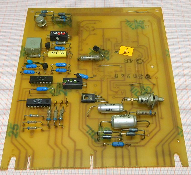 Płyta drukowana na odzysk części np. dioda KS680A układy DDR [KE]6