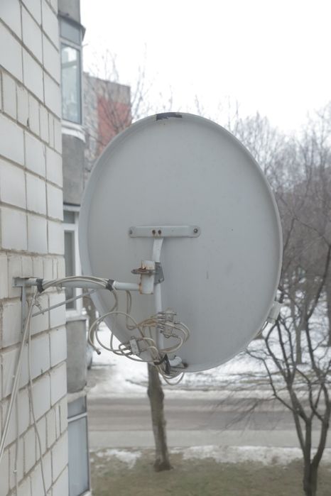 Повний робочий комплект супутникового телебачення, 2 тарілки, 3 тюнера