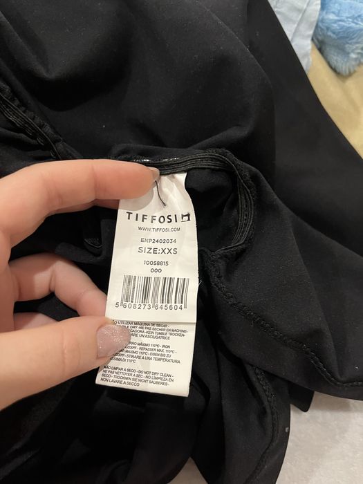 Vestido preto tubo Tiffosi | Justo | Com recorte na barriga