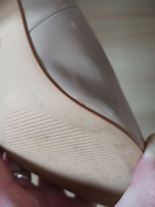 Buty lakierki na obcasie Lasocki. Czółenka