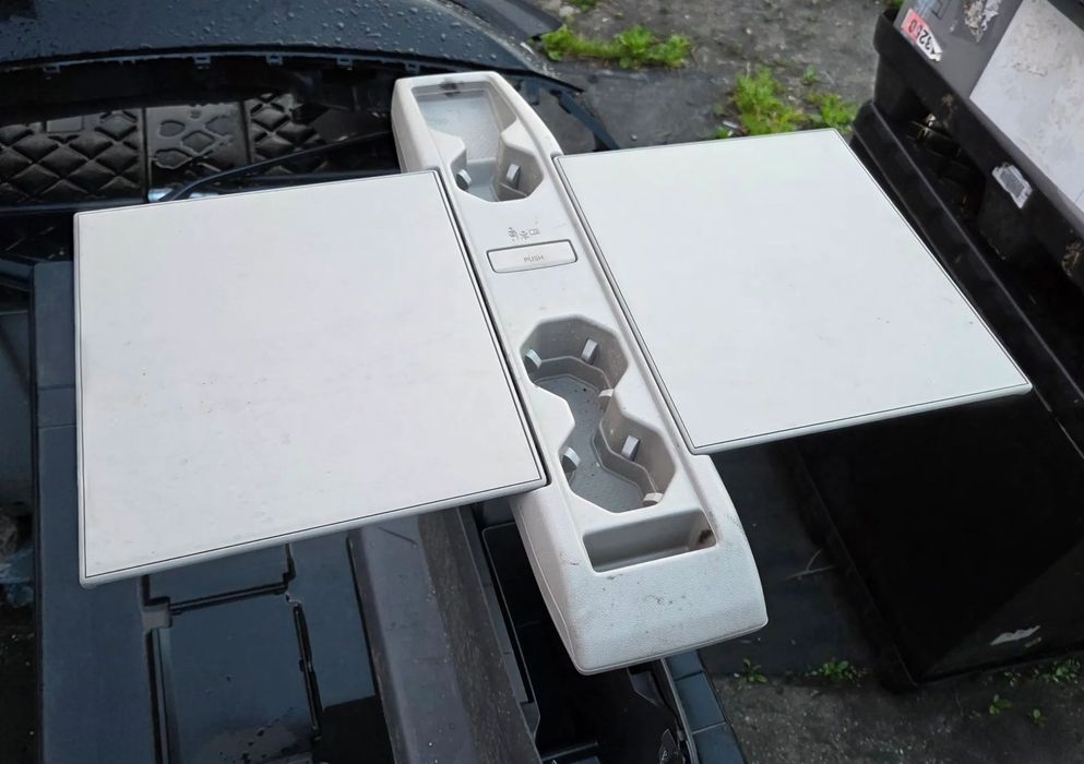 Stolik VW T7 7T0861171K