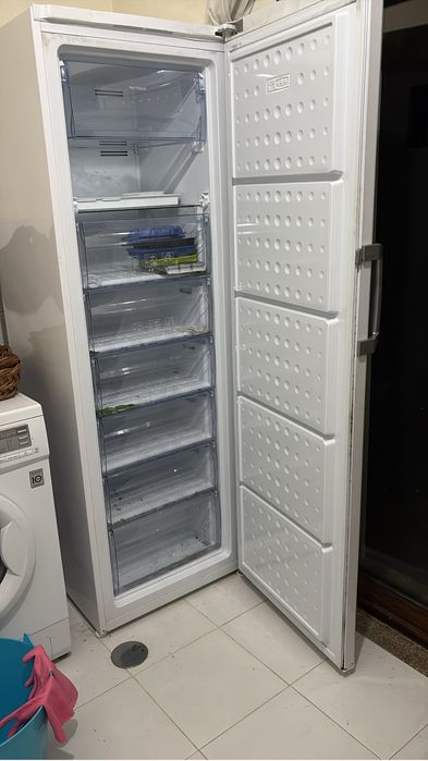 Congelador vertical Beko FN131420