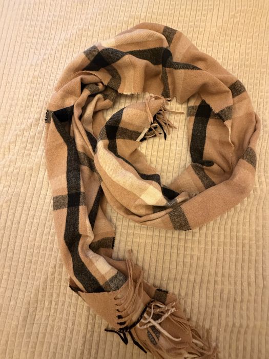 Beżowy szalik w kratę – klasyczny - stylowy