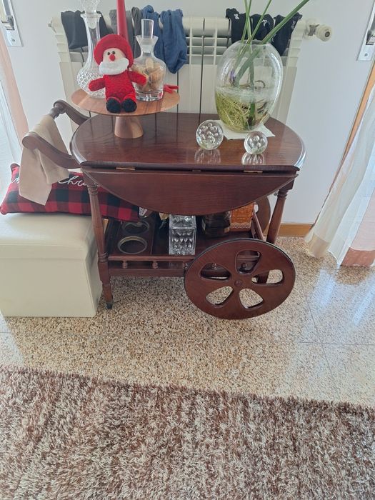 Vendo mini bar em castanho.