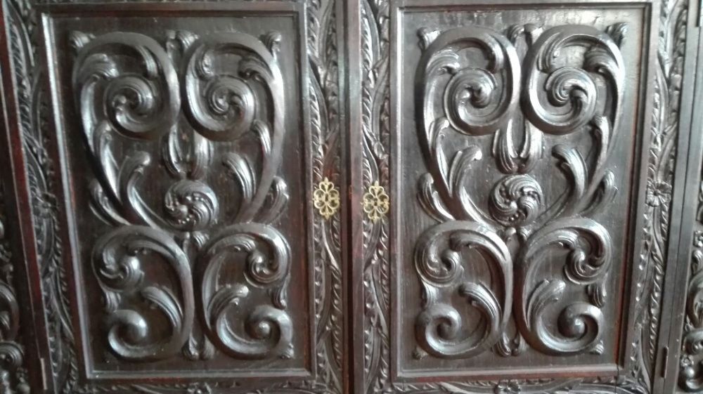 Armário antigo em bom estado