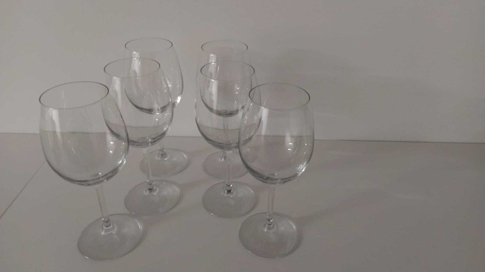 Copos de vinho tinto novos