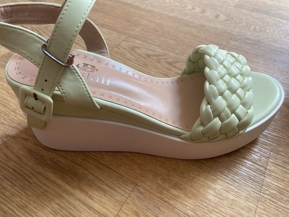 Женские босоножки