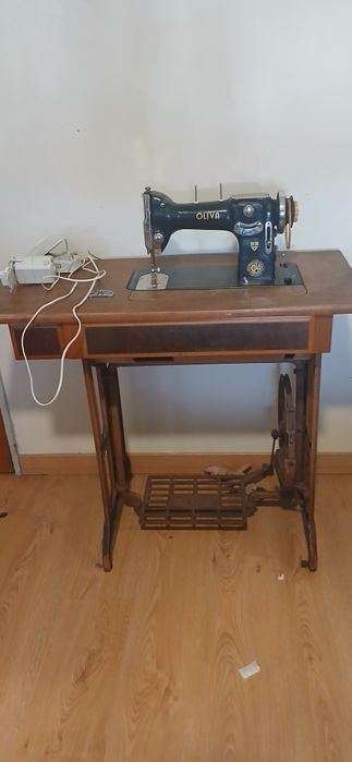 Máquina de Costura Antiga de Pedal de marca Oliva com Móvel