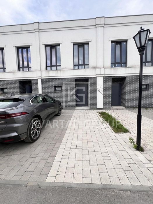 Сучасний таунхаус у Нових Петрівцях — КМ закритого типу Lake Kanevo