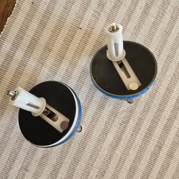 Śruby, kołki rozporowe do montażu deski klozetowej