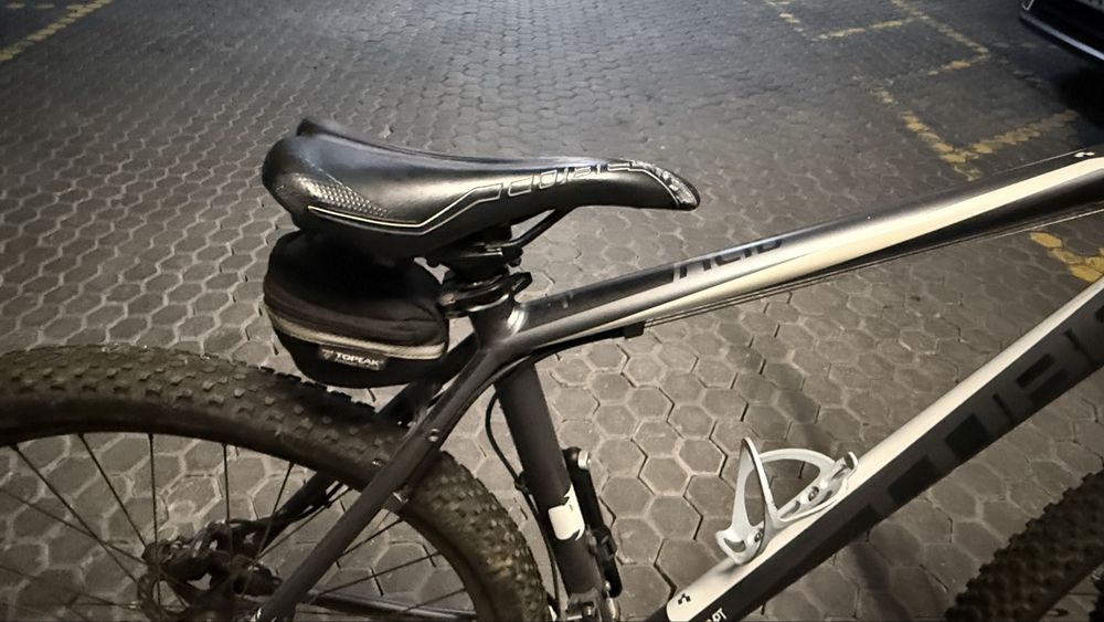 Bicicleta (CUBE hardtail de BTT)