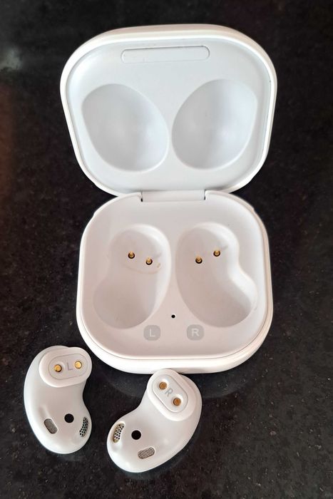 Samsung Galaxy Buds Live — White, Excellent Condition64354216297218123