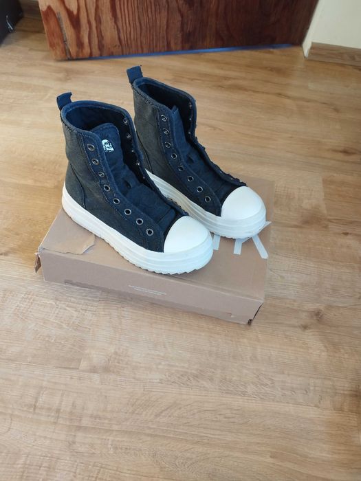 Wysokie trampki za kostkę Bershka