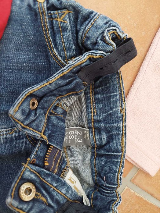 Várias peças de roupa de menina entre os 12 e os 36 meses