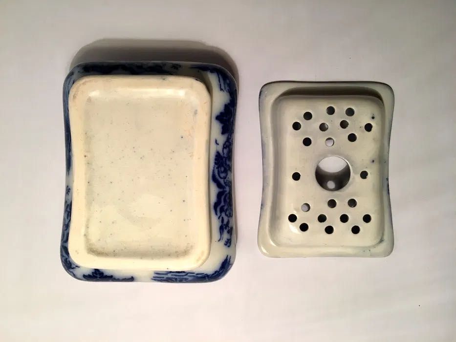 SABONETEIRA - antiga - motivos naturalistas em branco e azul