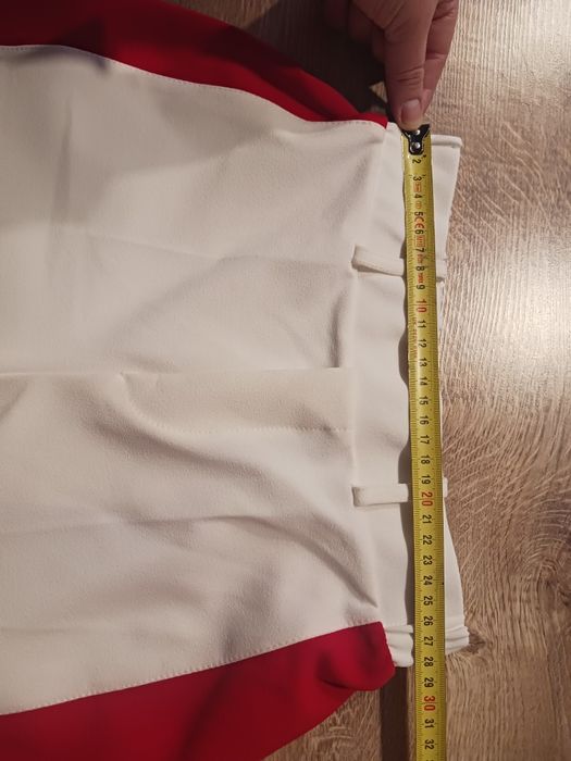 Białe spodnie Bershka z czerwoną lamówką rozm. XS/S