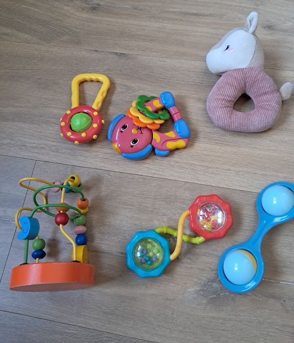 Zestaw zabawek i zawieszek niemowlęcych
