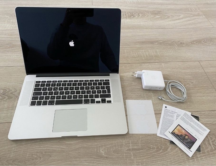 MacBook Pro 15 2015 i7 2.5GHz 16GB 512GB SSD.