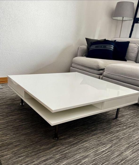 Mesa de centro branca com gaveta e arrumação