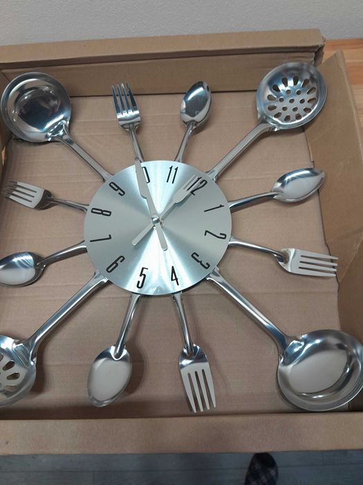 Zegar kuchenny z łyżkami i widelcami