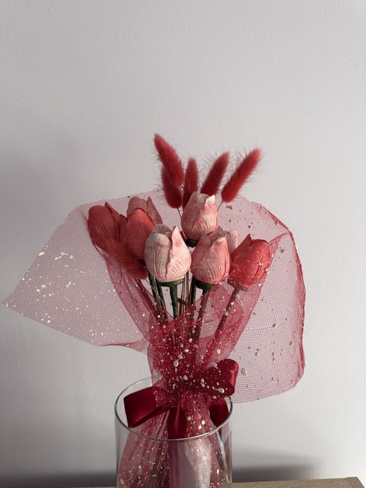 Ramo de tulipas vermelhas em gesso