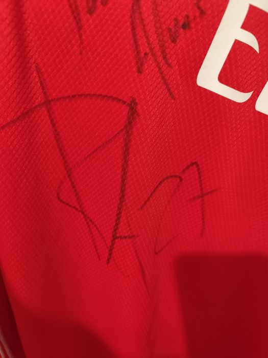 Camisola do SL Benfica assinada pelo Rafa