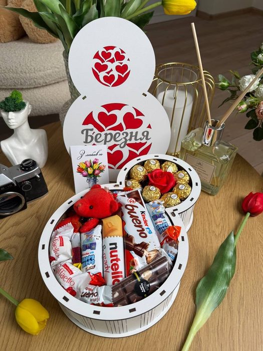 Подарунковий бокс для жінки до 8 березня. Солодкий набір