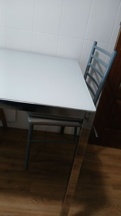 Mesa de cozinha tampo em vidro  ikea  mais 4 cadeiras 1.35 por 85