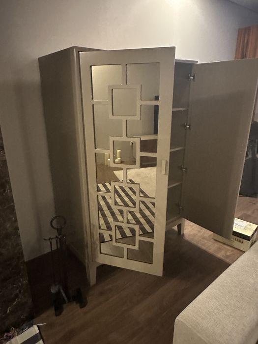 Armário decorativo em madeira com portas espelhadas