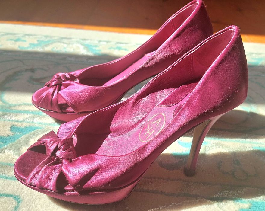 Sandálias Cetim e Pele . Ash . Tam 35 grande (36)