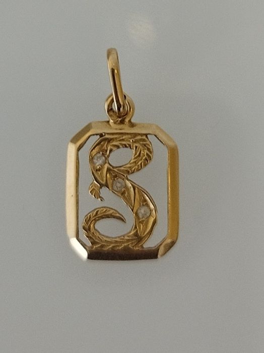 Medalha com letra s em ouro de 19,2kt