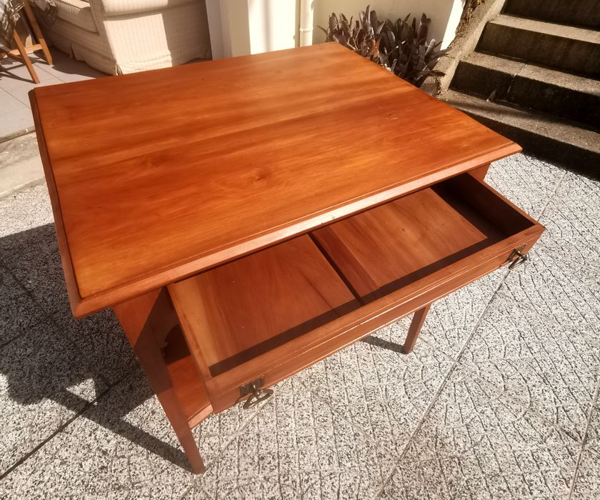 Mesa elegante estilo colonial