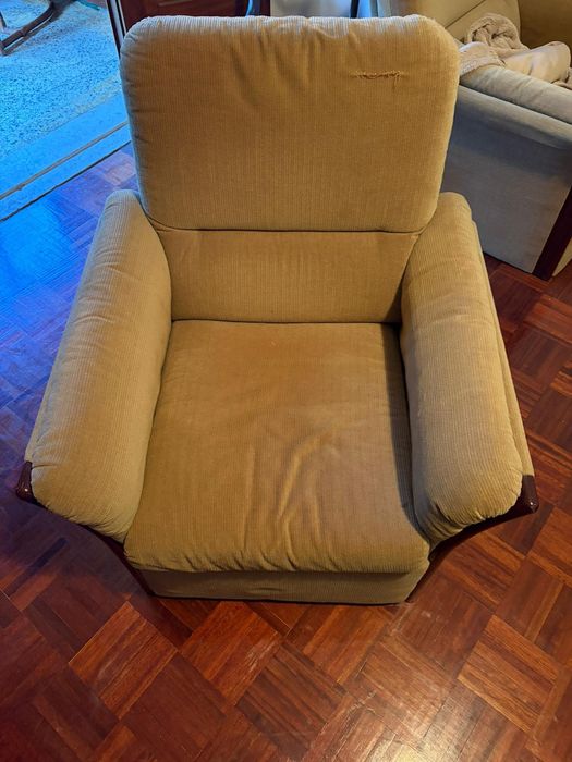 Poltrona de veludo cotelê bege com braços de madeira