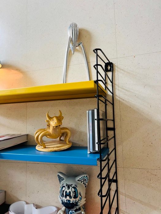 Estante metálica em preto da Tomaso