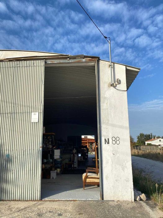 Arrenda-se Armazem com 200m2, em Benavente, só com contracto.